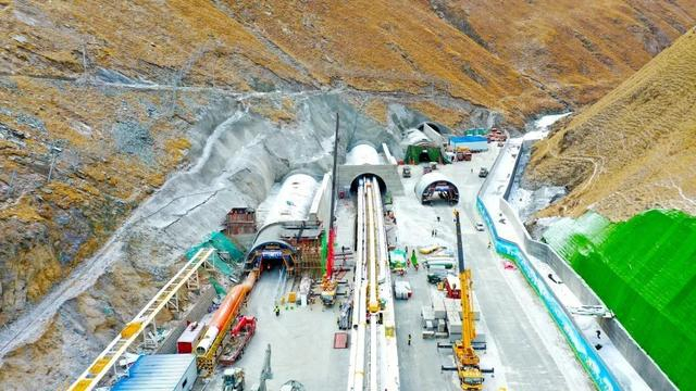 乌尉高速公路天山胜利隧道入口。韩亮 摄