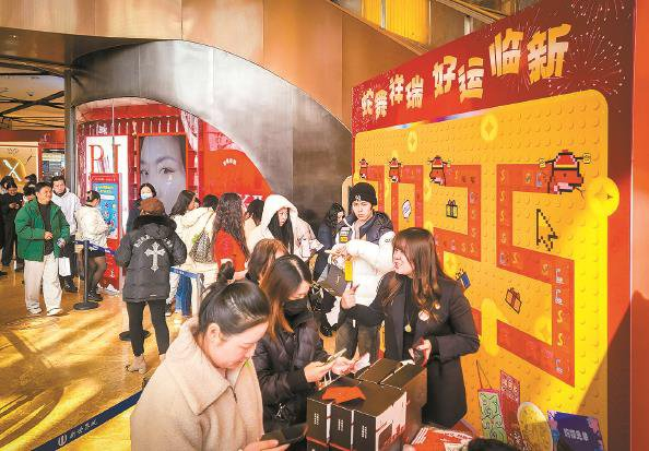             新世界城新年促销抽奖活动吸引大量市民 本报记者陈梦泽  摄          