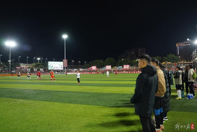 在村超休赛期，村超球场依然不时有友谊赛进行。 王倩 摄