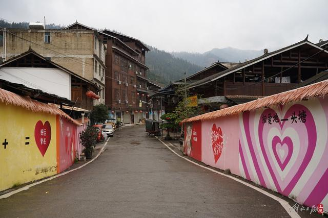 头塘村的墙绘。 张凌云 摄