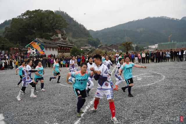 头塘村趣味足球赛上，月寨嬢嬢正在和榕江自媒体球队比拼。 王倩 摄