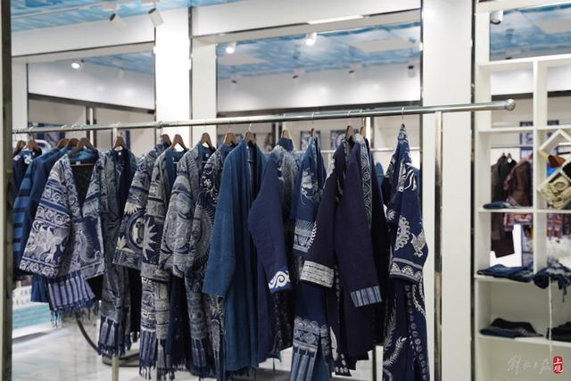 摆贝村集体蜡染刺绣车间展厅。 王倩 摄