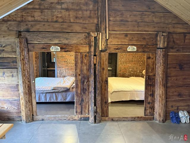 摆贝村党支部书记刘文正领着记者到了一处正在由村里出资改造成的房屋中，原来的牛棚已经被改成了山景民宿。 张凌云 摄