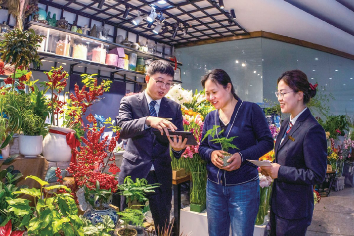 工行北京金融街支行调研走访花卉市场，深入了解花卉商户经营情况和融资需求。（金融时报记者 刘志良 摄）