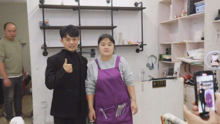 　　晓华与前来交流的同行