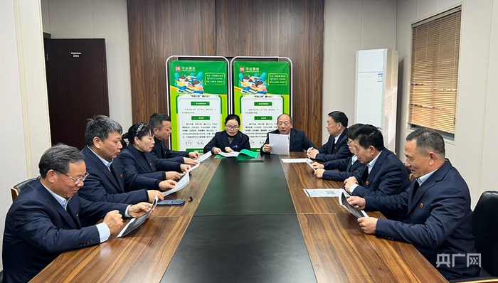 “银龄矛调工作室”的调解员们正在讨论案情（央广网记者  孙俊  摄）