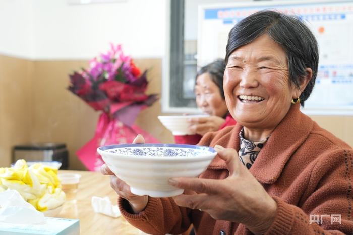 幸福食堂里，大家其乐融融吃午饭（央广网记者 汪晓青 摄）