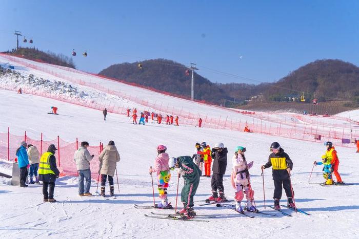 众多游客将湖北作为冰雪旅游目的地（央广网见习记者邓子依 摄）