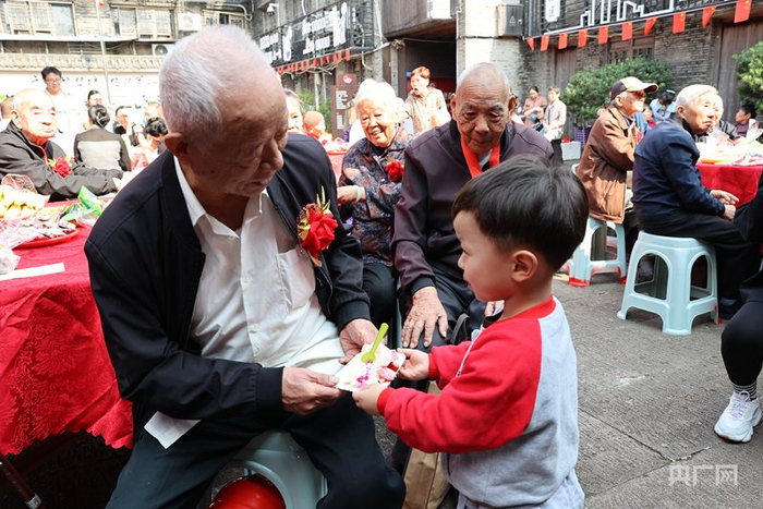 “敬老宴”上，孩子为老人送来蛋糕（央广网发  路桥区委宣传部供图）