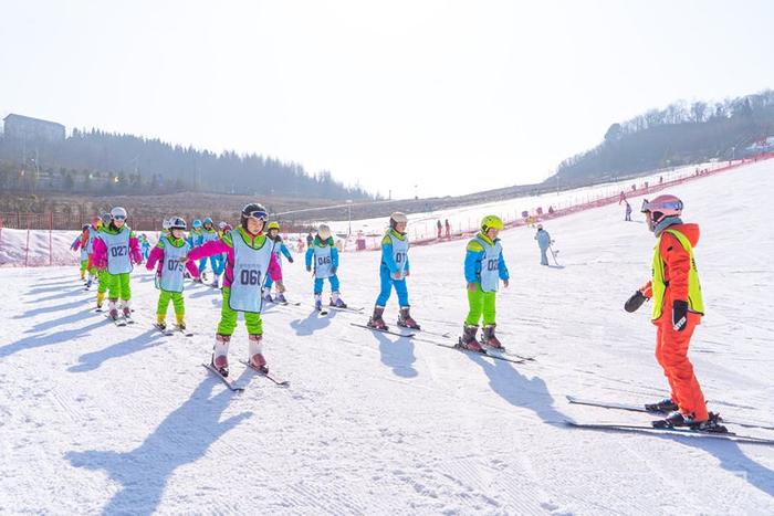 恩施绿葱坡镇中心小学的学生学习滑雪技巧（央广网见习记者邓子依 摄）