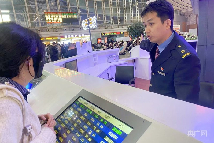 吴振斌第一时间为旅客提供帮助（央广网发  万宇  摄）