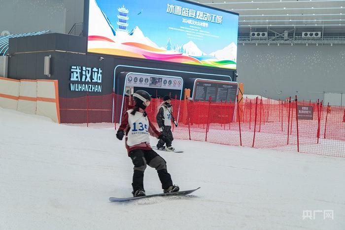 武汉城建杯全国滑雪公开赛比赛现场（央广网见习记者邓子依 摄）