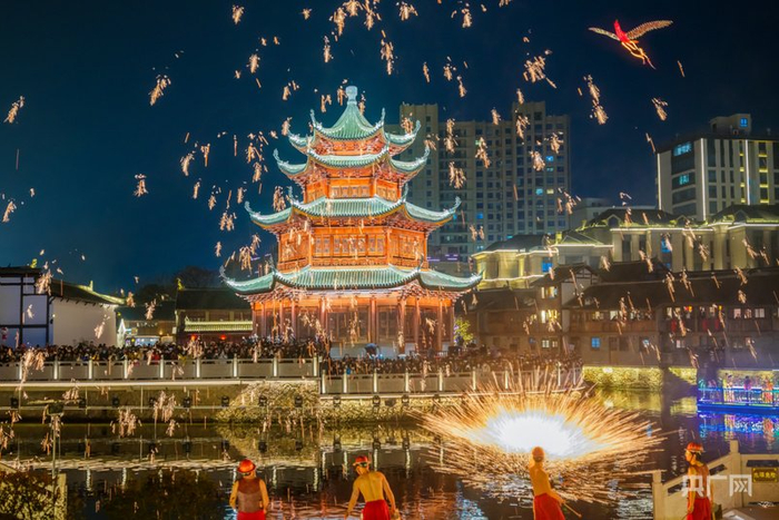 十里长街的打铁花表演（央广网发  路桥区委宣传部供图）