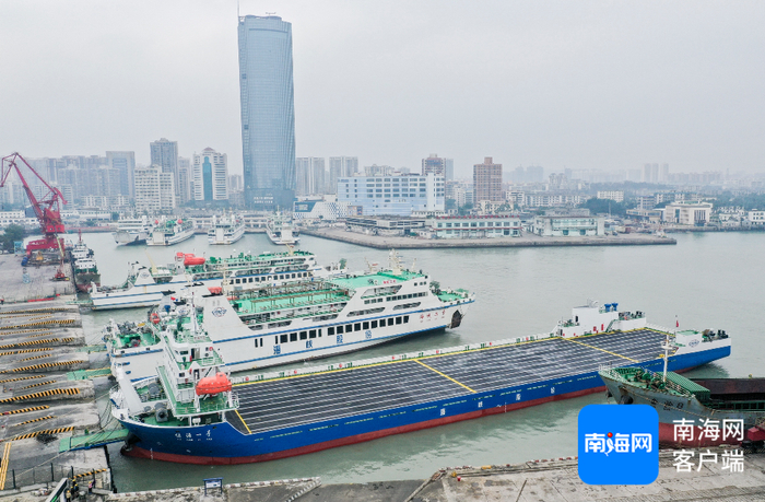 资料图：新能源汽车专用运输平板船“绿源一号”即将投入运营。记者 李昊 摄