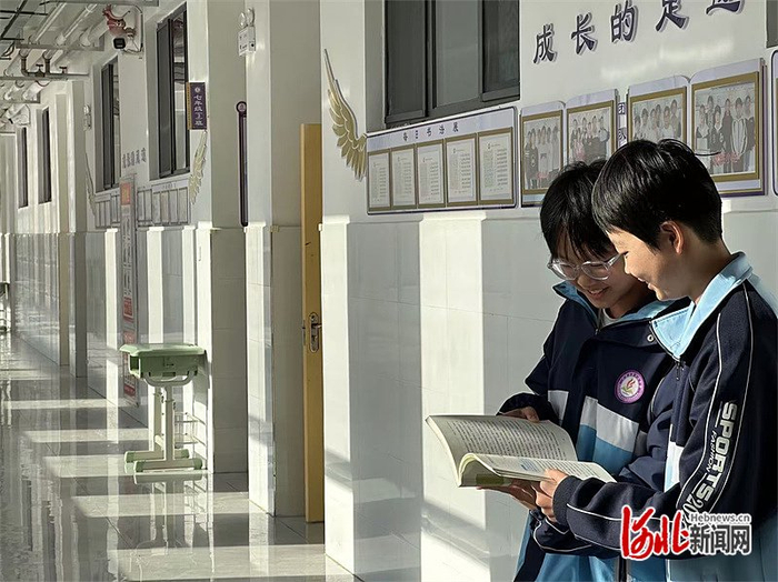 12月23日，在宁晋县大曹庄镇中学，学生在新建的教学楼学习。 河北日报记者 吕若汐摄