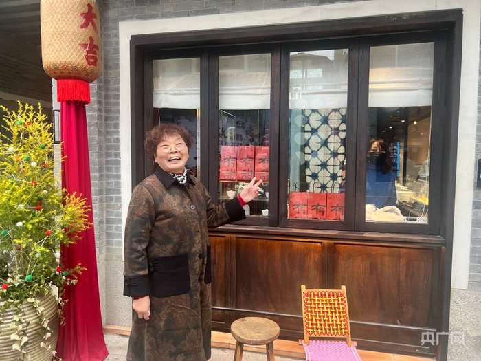 葭沚老街原住民叶金玲向记者介绍老家的新变化（央广网记者  孙俊  摄）