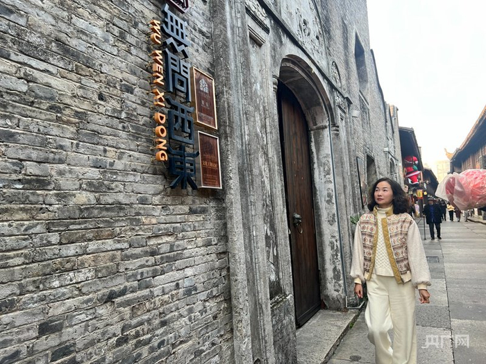 回到十里长街开民宿的罗玉琪（央广网记者  孙俊  摄）