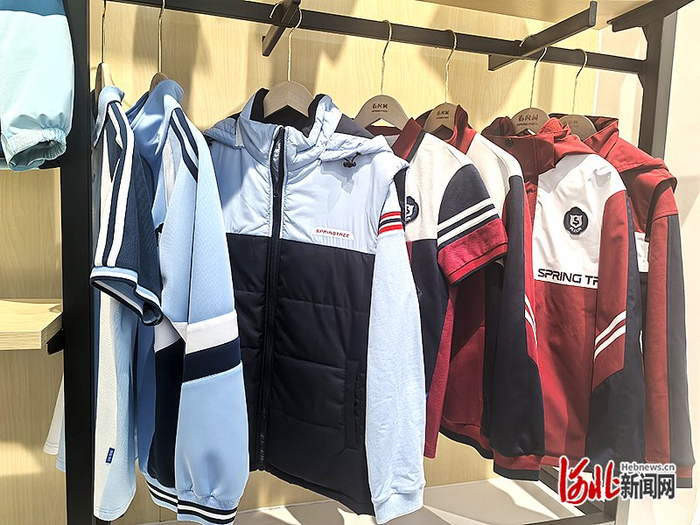 新设计出的半大孩子日常装样衣 侯艳宁/摄