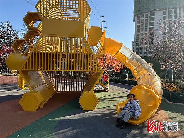 12月25日，在邢台市襄都区金阁天宸公园，儿童在尽情玩耍。 河北日报记者吕若汐摄