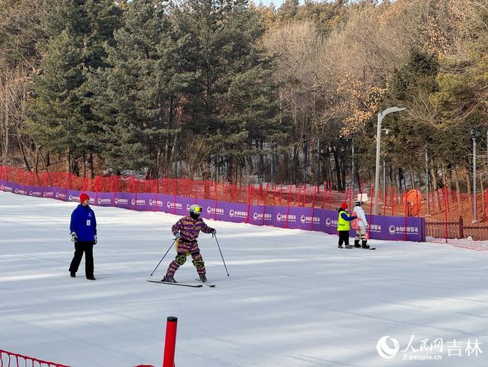 净月潭滑雪场。人民网记者 李思玥摄