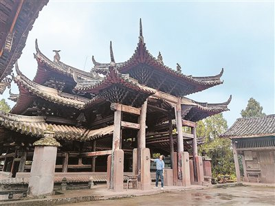 “古猫陪你去看博物馆”创始人汤诗伟在四川省安岳县考察全国重点文物保护单位木门寺。 金尼洋摄