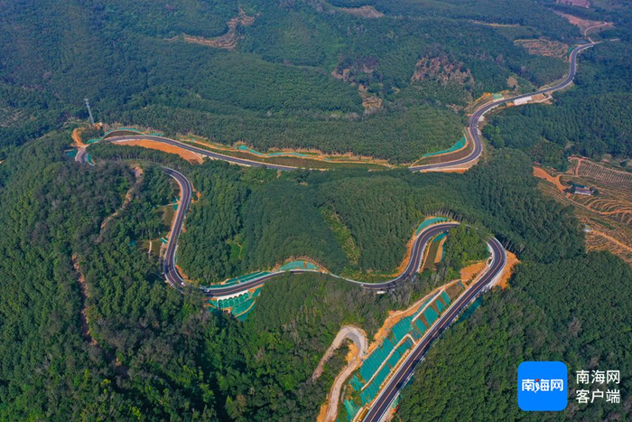 环热带雨林国家公园旅游公路白沙段。记者 汪承贤 摄