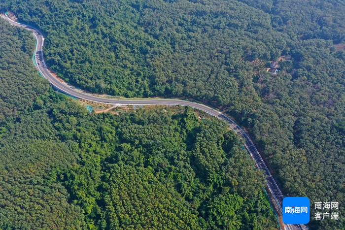 环热带雨林国家公园旅游公路琼中段。记者 汪承贤 摄