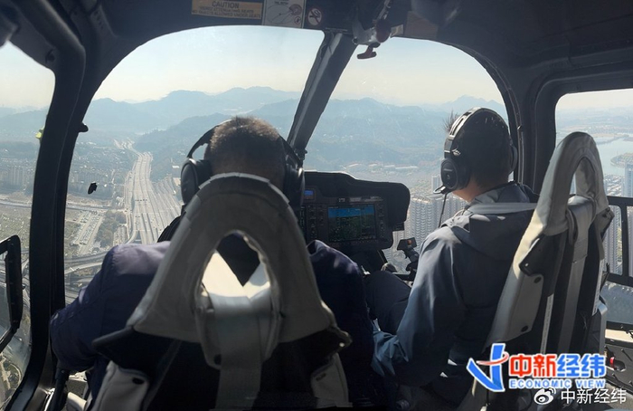 直升机在杭州市区飞行 中新经纬张嘉怡摄