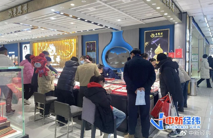 ▲消费者选购黄金饰品。中新经纬李自曼摄