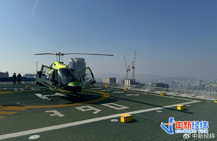 直升机降落在杭州君豪ONE53楼顶停机坪 中新经纬张嘉怡摄