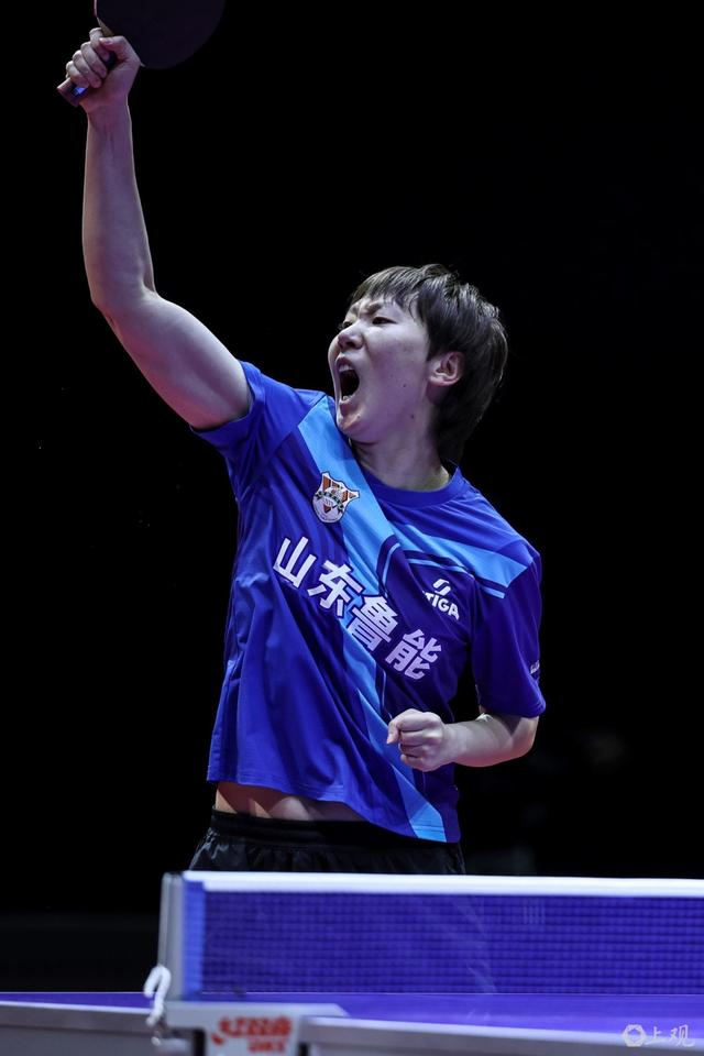 王曼昱夺得赛点 新民晚报 李铭珅 摄