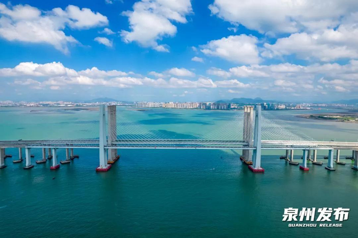 2025年1月1日起，泉州湾跨海大桥将对泉州湾跨海大桥对使用ETC的货车减收通行费。（福建省泉州高速公路黄健明 /摄）