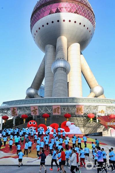 图说：千余名长三角选手参加东方明珠登高跑 新民晚报记者 周馨 摄