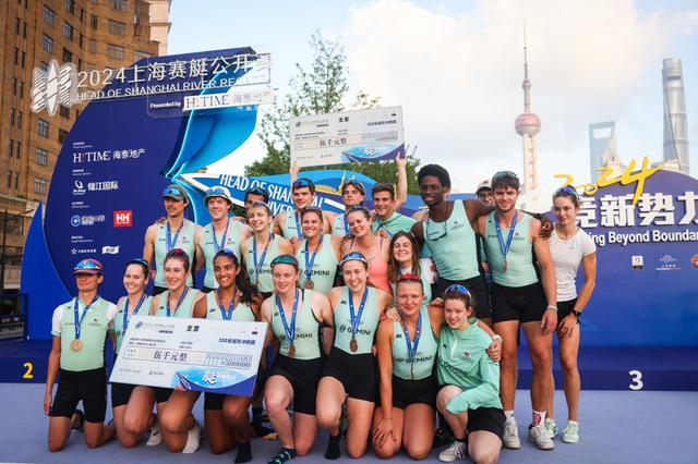 2024年，剑桥大学赛艇队运动员在500米城市冲刺赛精英组颁奖仪式后合影。 海沙尔 摄