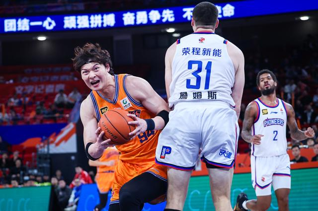 2024年12月10日，上海久事大鲨鱼男篮在主场上海体育馆迎战天津先行者队。 海沙尔 摄