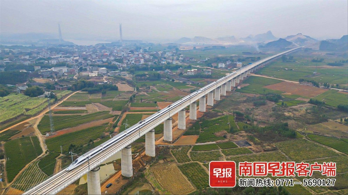 ▲动车组列车飞驰在南珠高铁南玉段横州区段。韦子膳 摄