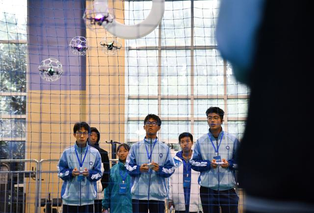 2024年10月26日，学生在西安市新城区太华路小学参加多轴无人机足球对抗赛。 新华社记者 张博文 摄