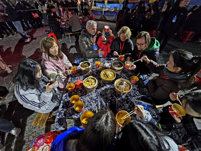 海内外游客共品张家界美食 高慧 摄