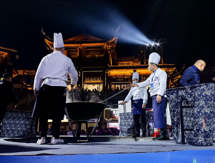 厨师现场制作张家界特色美食三下锅  张玲 摄