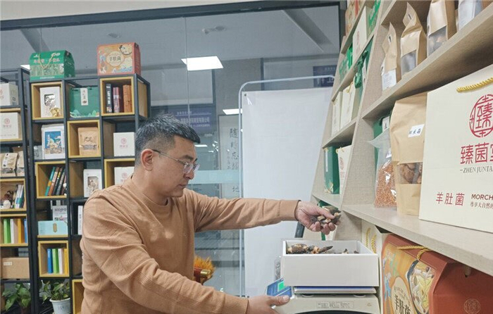 12月24日，秦皇岛娇姑娘商贸有限公司内，工作人员正在为菌菇称重，准备发货。河北日报、河北日报客户端记者孙也达摄