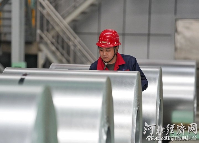 在太行钢铁ESP热轧基板酸镀锌铝镁联合生产线，工人正对钢卷进行质量检测。董源 摄