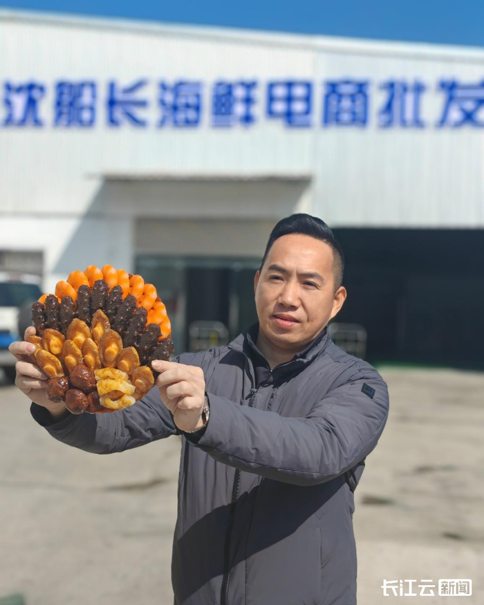 福建省澳角村沈船长电子商务有限公司董事长沈志辉向记者展示当地海鲜。