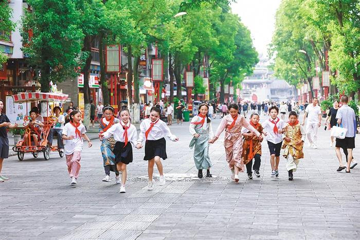 图为藏渝两地学生手牵手奔跑在山城重庆街头。 （图片均为资料图片）