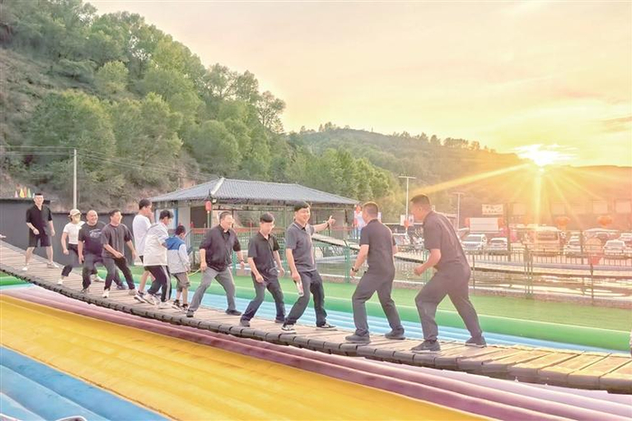 乡村旅游为人们休闲度假提供好去处。