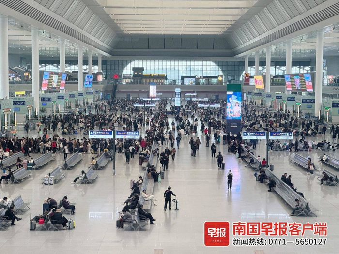 ▲旅客在南宁东站候车大厅有序候车。于莉 摄