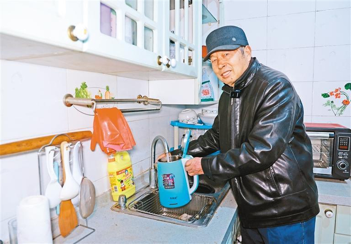 张家巷村村民张应忠家里用上了干净、方便的自来水。