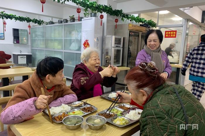 福州军门社区的老人林瑞珍竖起大拇指为长者食堂点赞（央广网记者 罗晓英 摄）