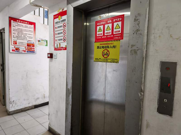 通州区玉桥东里南社区电梯外的贴纸提示“电动车容易引起火灾，禁止电动车入内”。新京报记者 张璐 摄