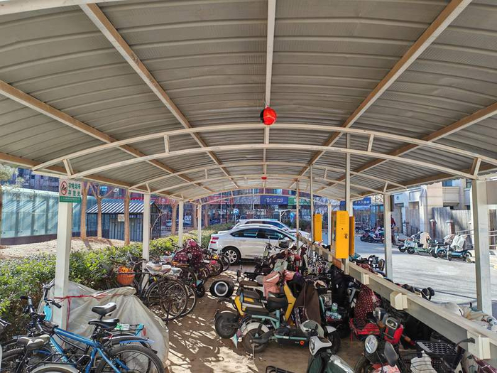 密云区上河湾社区充电车棚里的“灭火球”。受访者供图