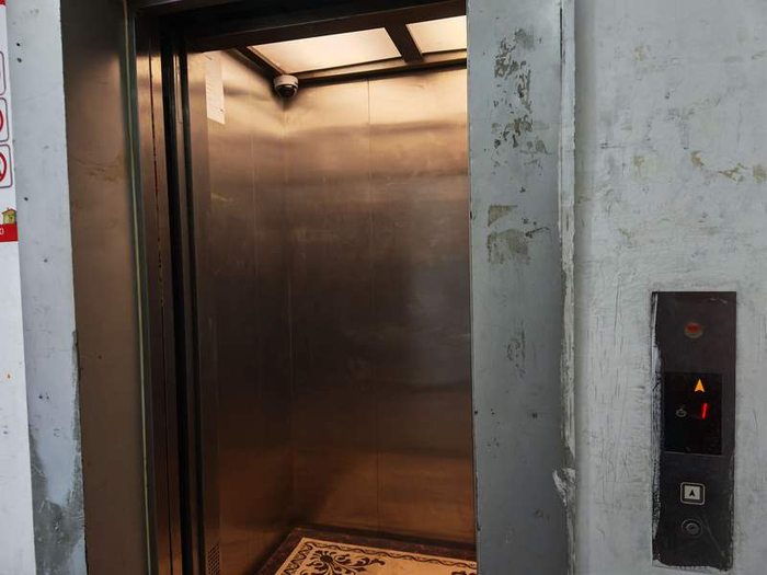 通州区玉桥东里南社区电梯内的新版阻车器带有防爆罩。新京报记者 张璐 摄